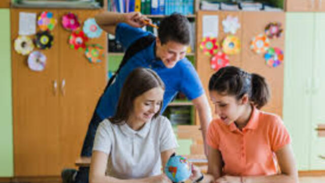 Pendidikan Holistik: Mengembangkan Akademik dan Karakter Sekaligus