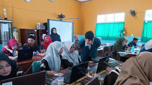 Program Pelatihan Guru STEM: Praktik Terbaik dan Tantangan